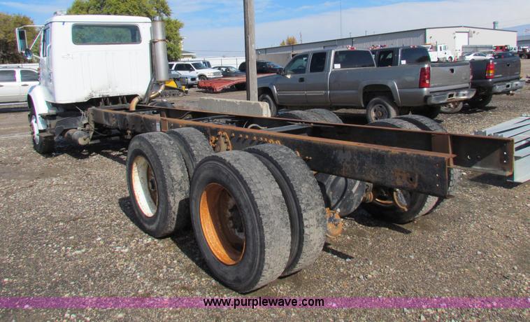 image for item G4364 1991 International 8100 semi truck