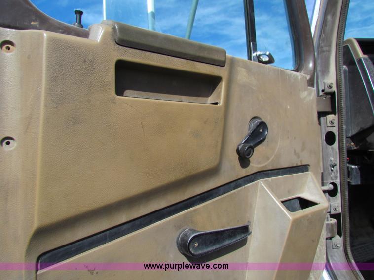 image for item G4364 1991 International 8100 semi truck