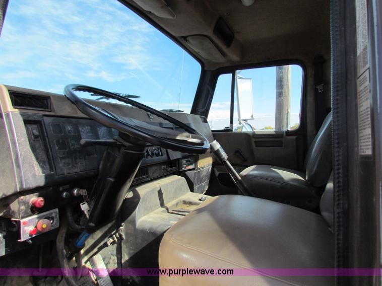 image for item G4364 1991 International 8100 semi truck