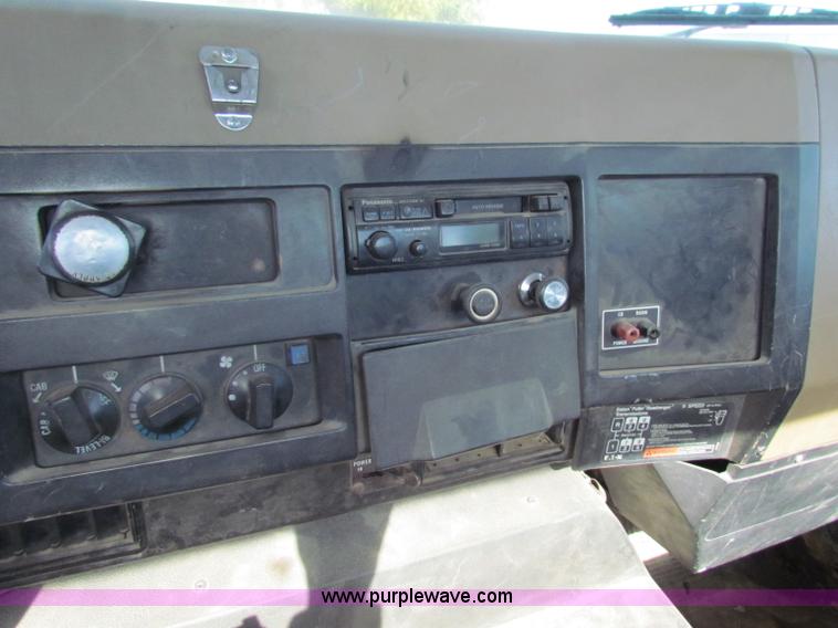 image for item G4364 1991 International 8100 semi truck