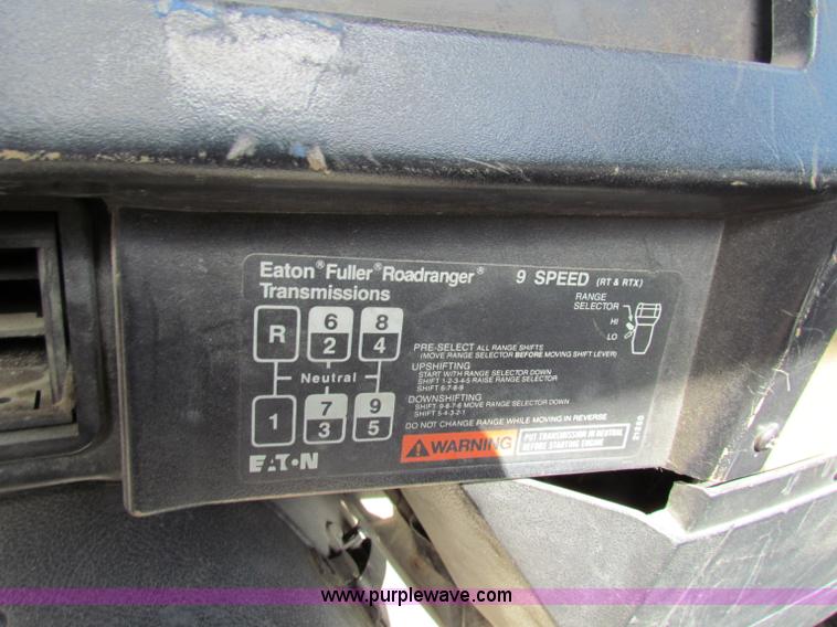 image for item G4364 1991 International 8100 semi truck