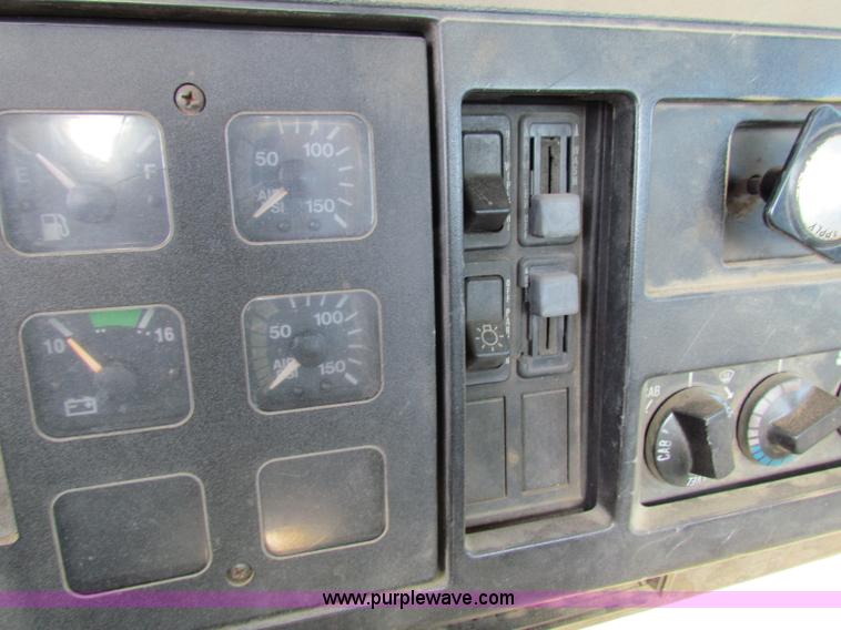 image for item G4364 1991 International 8100 semi truck