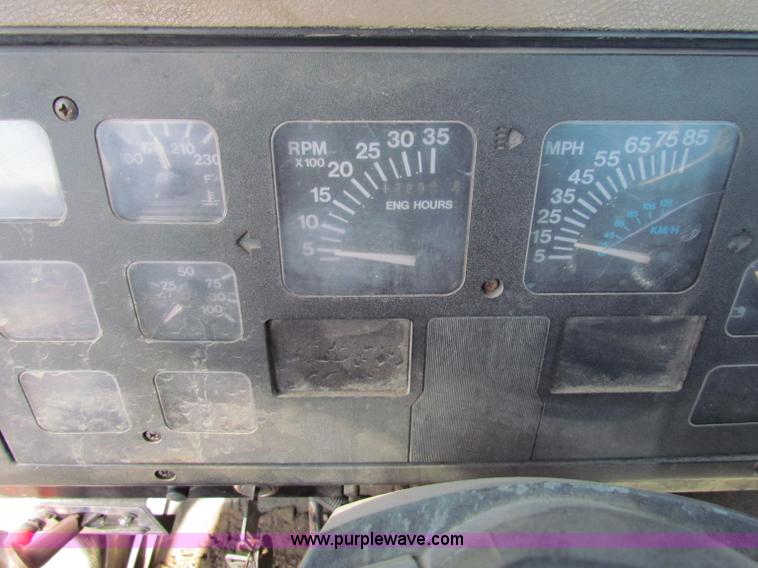 image for item G4364 1991 International 8100 semi truck