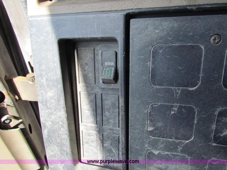 image for item G4364 1991 International 8100 semi truck