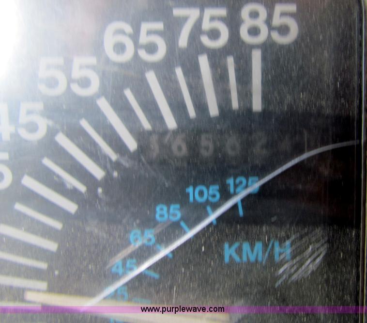 image for item G4364 1991 International 8100 semi truck