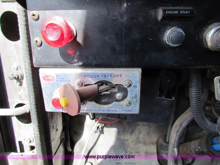 image for item G4364 1991 International 8100 semi truck