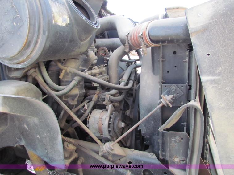 image for item G4364 1991 International 8100 semi truck