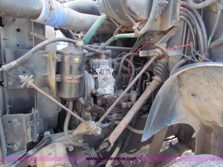 image for item G4364 1991 International 8100 semi truck