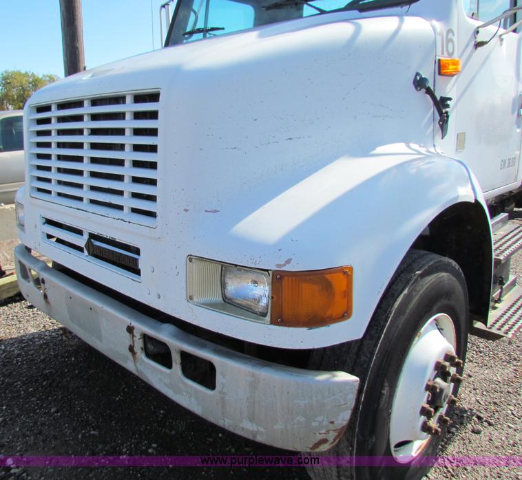 image for item G4364 1991 International 8100 semi truck