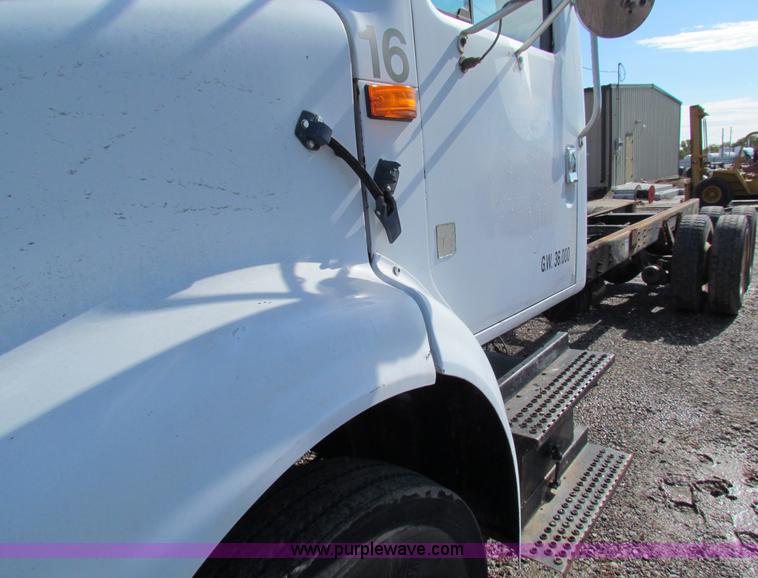 image for item G4364 1991 International 8100 semi truck