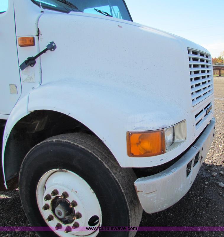 image for item G4364 1991 International 8100 semi truck