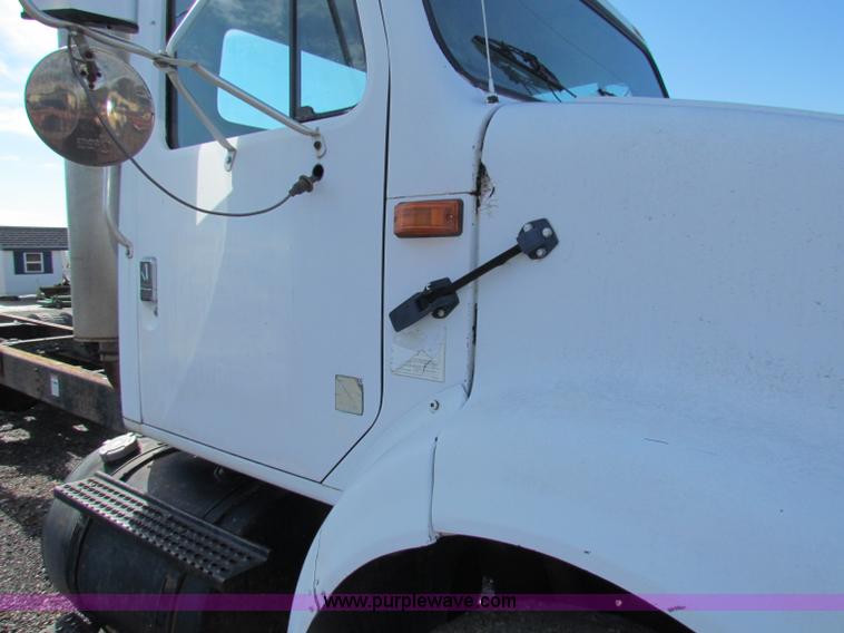 image for item G4364 1991 International 8100 semi truck