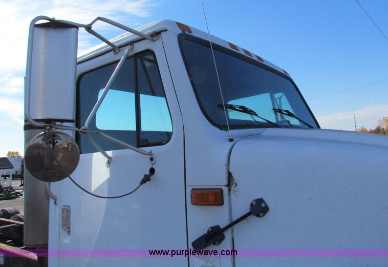 image for item G4364 1991 International 8100 semi truck