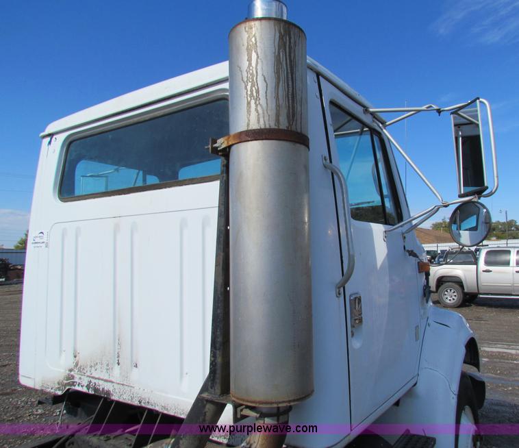 image for item G4364 1991 International 8100 semi truck