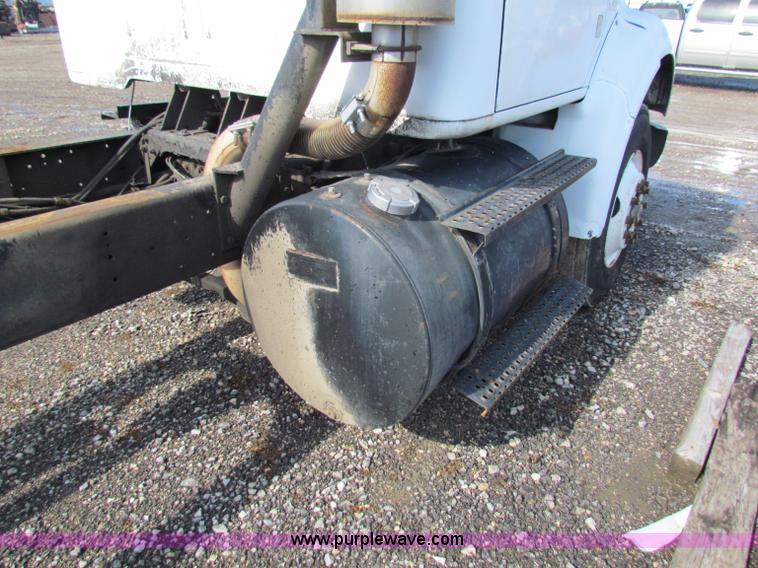 image for item G4364 1991 International 8100 semi truck