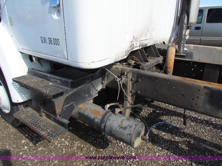 image for item G4364 1991 International 8100 semi truck