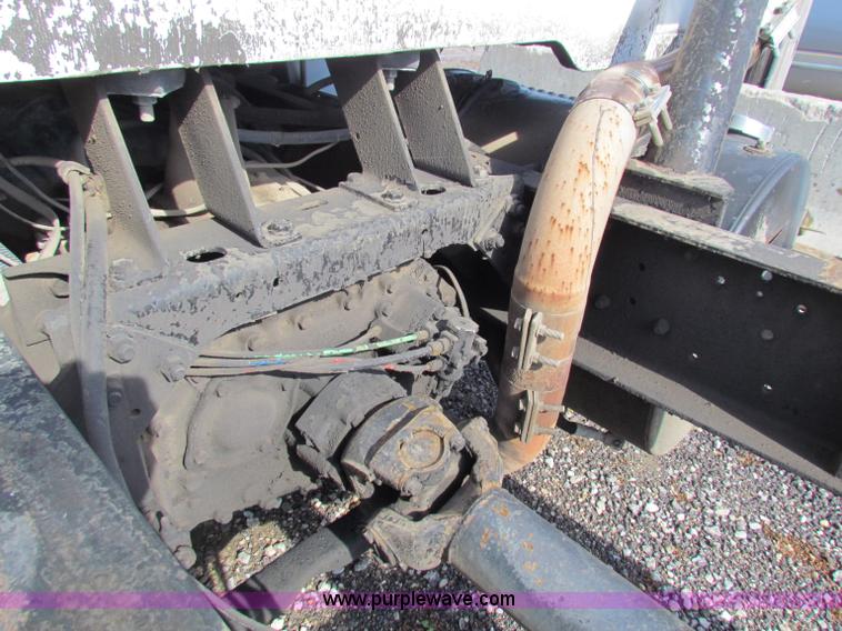 image for item G4364 1991 International 8100 semi truck