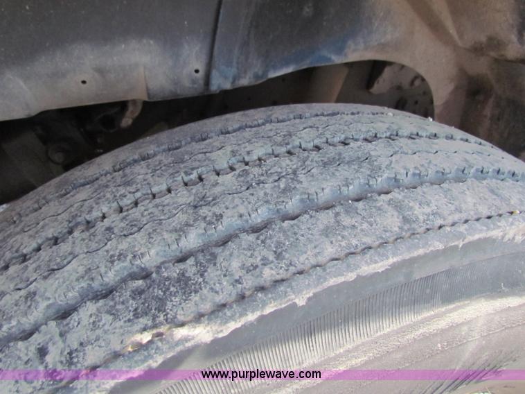 image for item G4364 1991 International 8100 semi truck