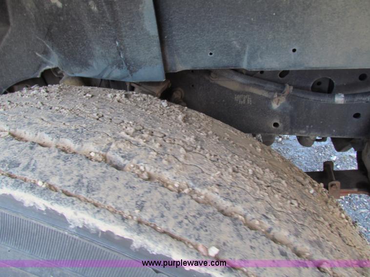 image for item G4364 1991 International 8100 semi truck