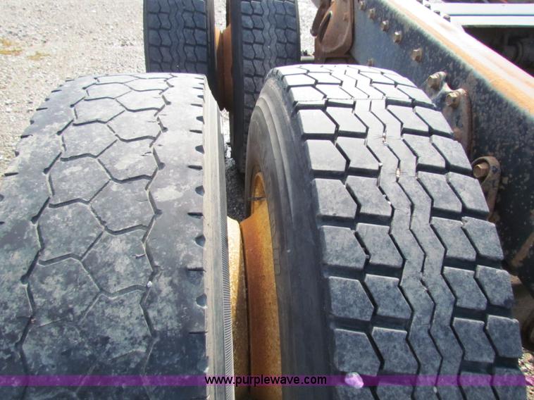 image for item G4364 1991 International 8100 semi truck