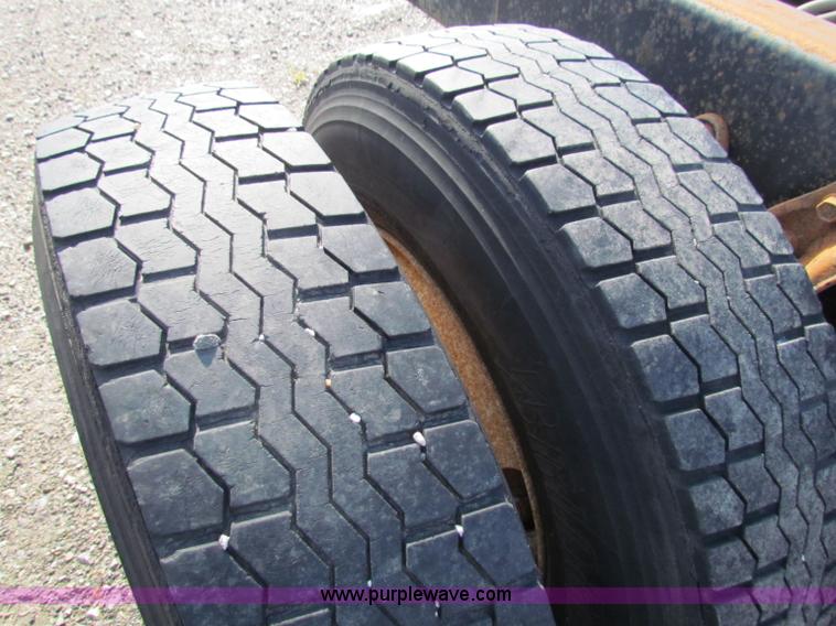 image for item G4364 1991 International 8100 semi truck