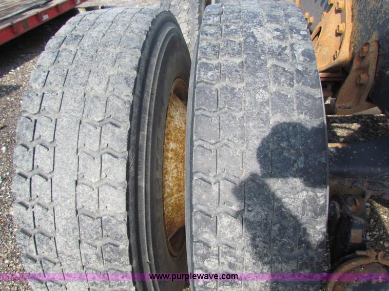 image for item G4364 1991 International 8100 semi truck