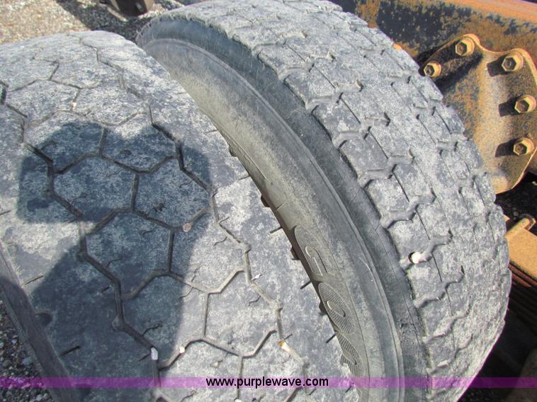 image for item G4364 1991 International 8100 semi truck