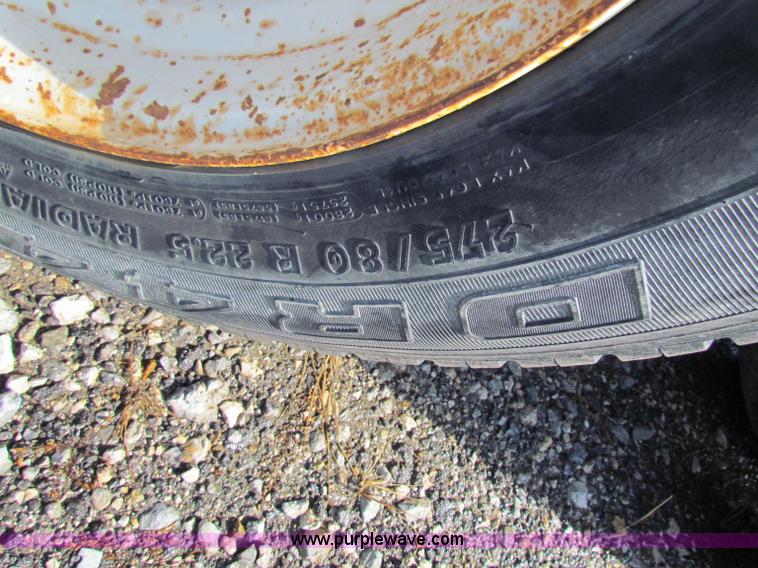 image for item G4364 1991 International 8100 semi truck