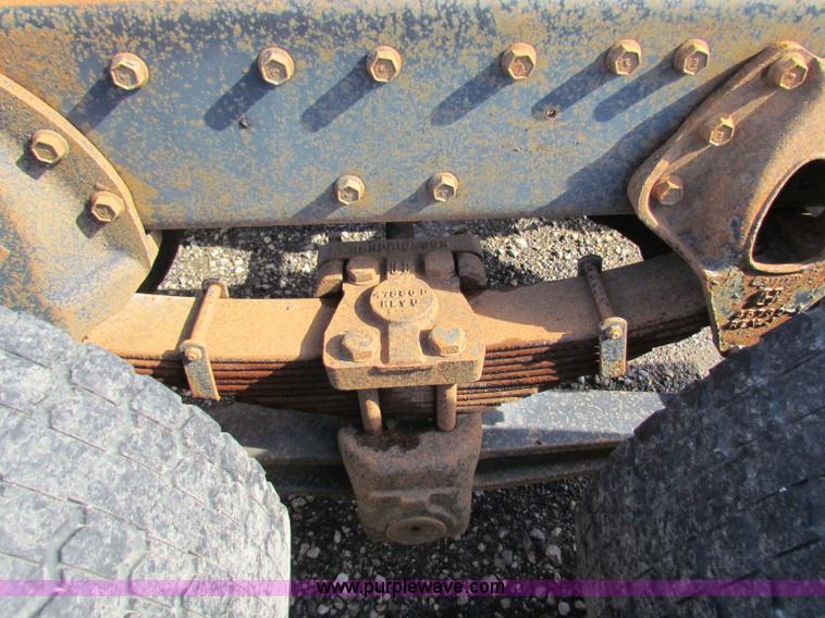 image for item G4364 1991 International 8100 semi truck