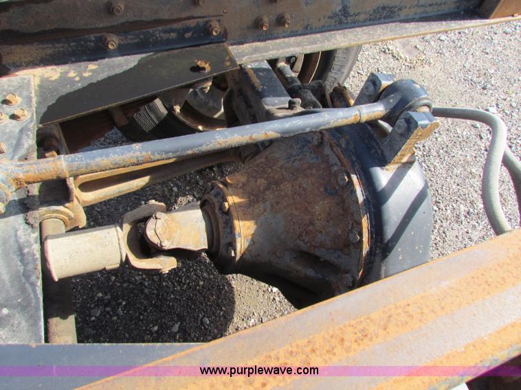 image for item G4364 1991 International 8100 semi truck