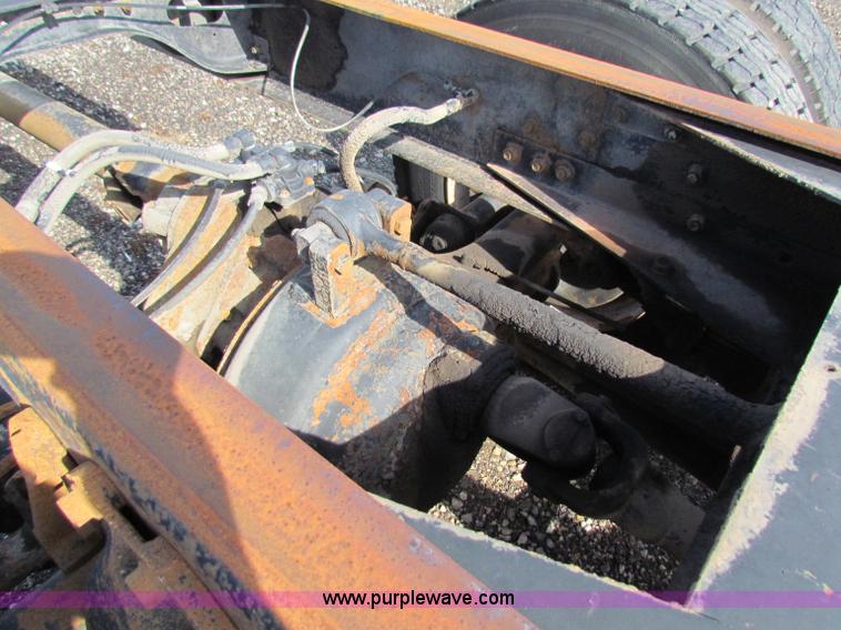 image for item G4364 1991 International 8100 semi truck