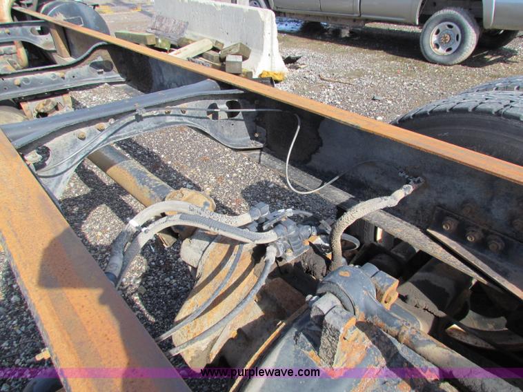 image for item G4364 1991 International 8100 semi truck