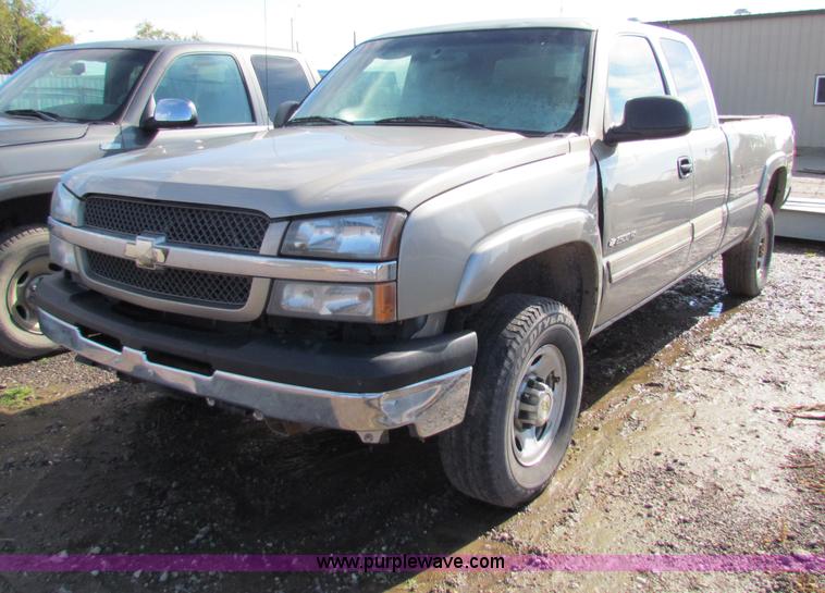 image for item G4365 2003 Chevrolet Silverado 2500HD Ext. Cab pickup truck