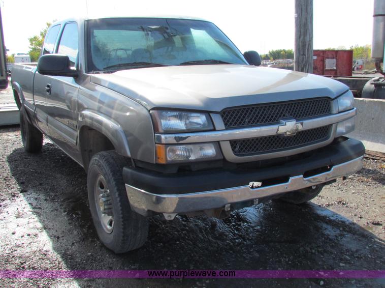 image for item G4365 2003 Chevrolet Silverado 2500HD Ext. Cab pickup truck