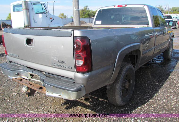 image for item G4365 2003 Chevrolet Silverado 2500HD Ext. Cab pickup truck