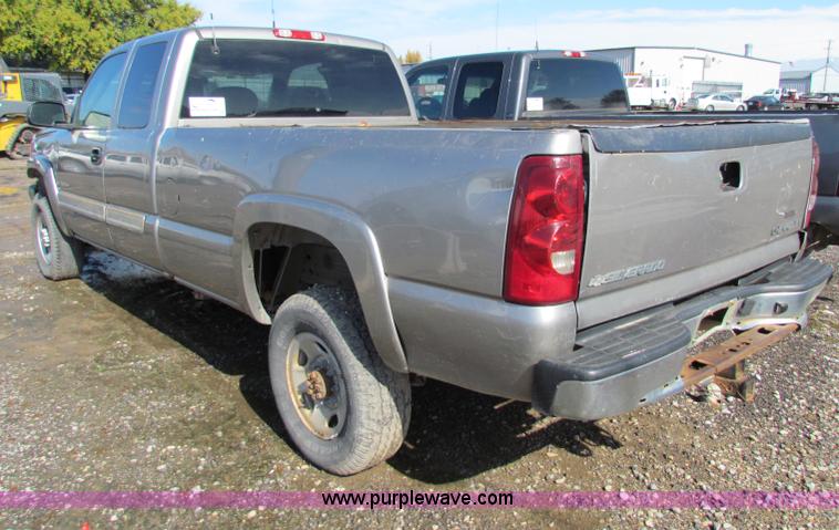 image for item G4365 2003 Chevrolet Silverado 2500HD Ext. Cab pickup truck