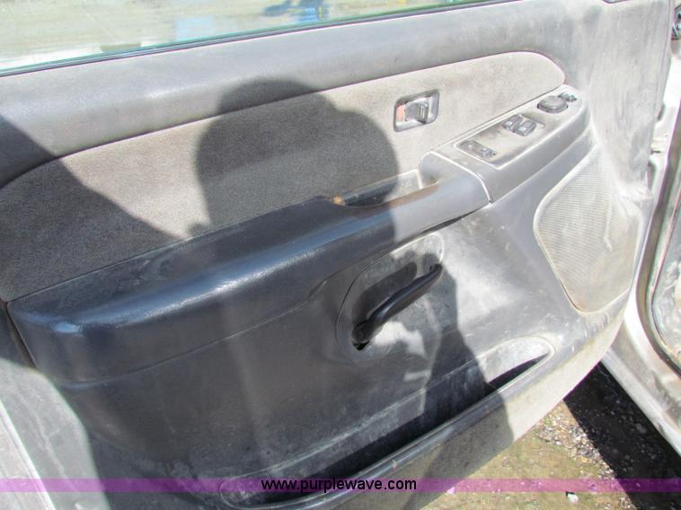image for item G4365 2003 Chevrolet Silverado 2500HD Ext. Cab pickup truck