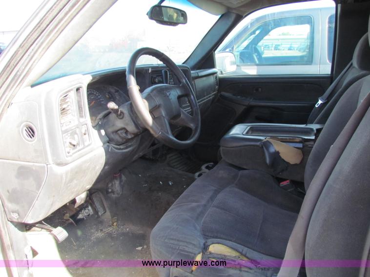 image for item G4365 2003 Chevrolet Silverado 2500HD Ext. Cab pickup truck