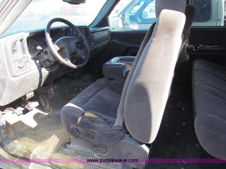 image for item G4365 2003 Chevrolet Silverado 2500HD Ext. Cab pickup truck