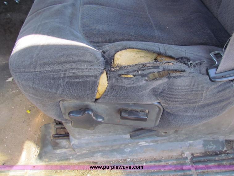 image for item G4365 2003 Chevrolet Silverado 2500HD Ext. Cab pickup truck