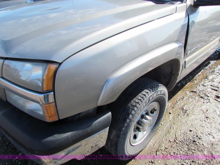 image for item G4365 2003 Chevrolet Silverado 2500HD Ext. Cab pickup truck