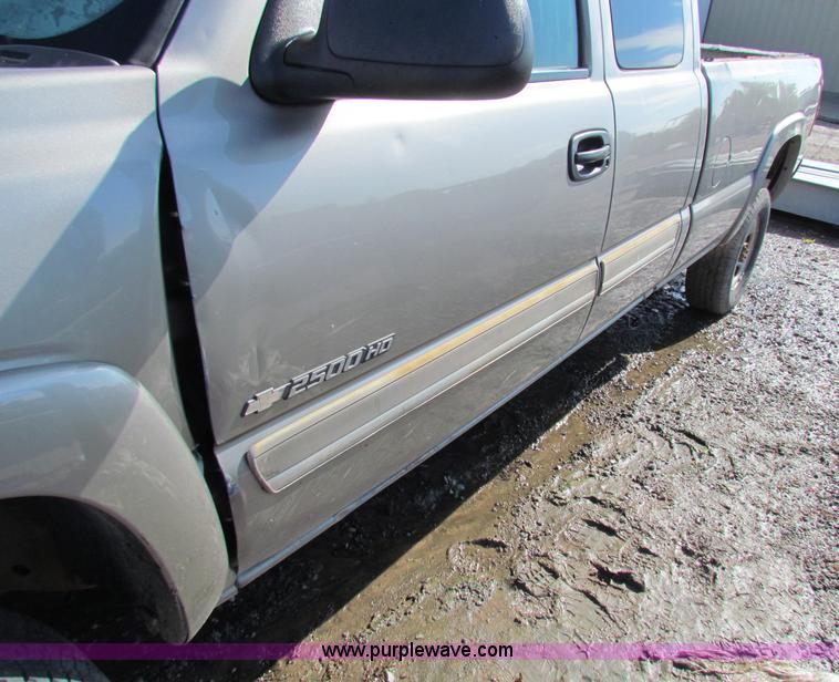image for item G4365 2003 Chevrolet Silverado 2500HD Ext. Cab pickup truck