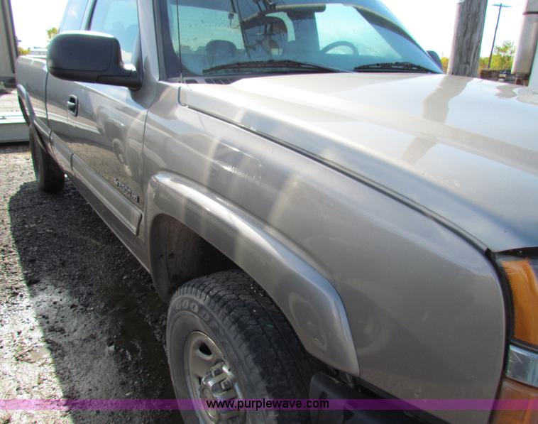 image for item G4365 2003 Chevrolet Silverado 2500HD Ext. Cab pickup truck