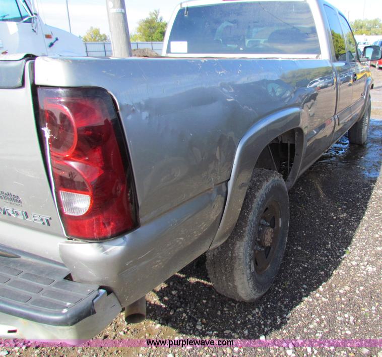 image for item G4365 2003 Chevrolet Silverado 2500HD Ext. Cab pickup truck