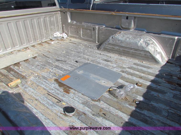 image for item G4365 2003 Chevrolet Silverado 2500HD Ext. Cab pickup truck