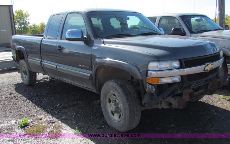 image for item G4366 2001 Chevrolet Silverado 2500HD Ext. Cab pickup truck