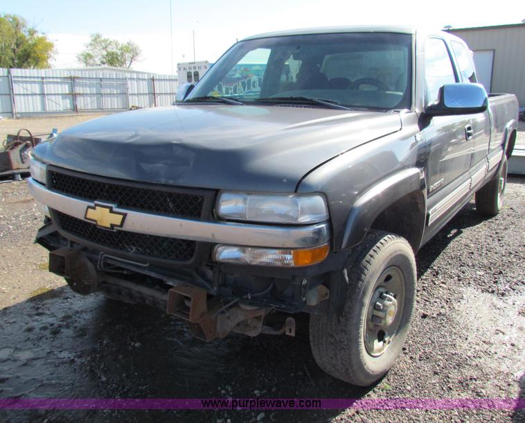 image for item G4366 2001 Chevrolet Silverado 2500HD Ext. Cab pickup truck