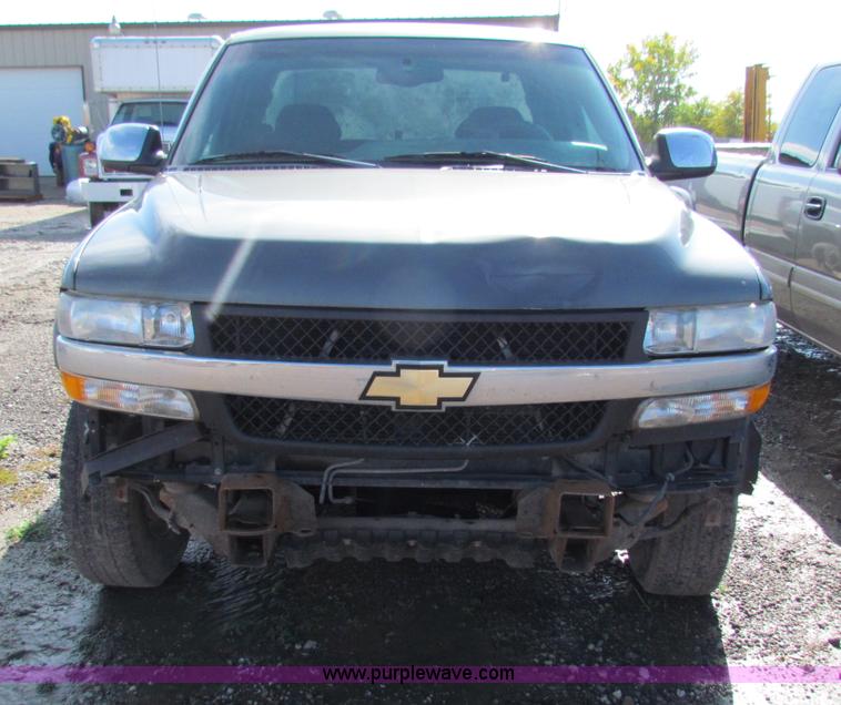 image for item G4366 2001 Chevrolet Silverado 2500HD Ext. Cab pickup truck