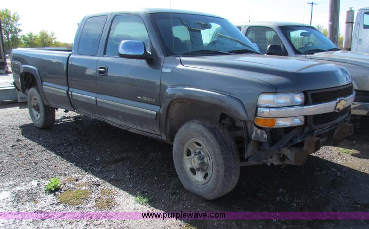 image for item G4366 2001 Chevrolet Silverado 2500HD Ext. Cab pickup truck