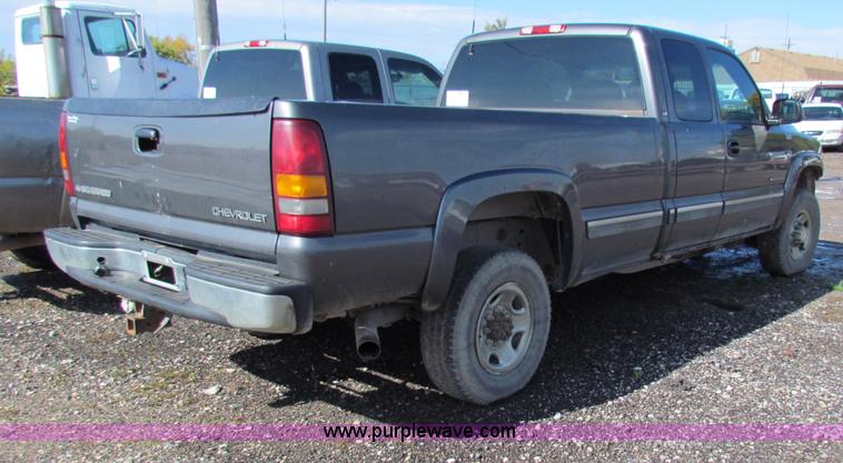 image for item G4366 2001 Chevrolet Silverado 2500HD Ext. Cab pickup truck